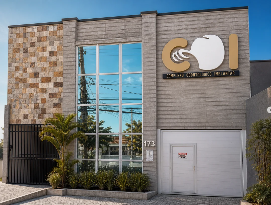 Fachada do COI Fortaleza, com a logo dourada e branca e a entrada no número 173 da Rua Monsenhor Salazar